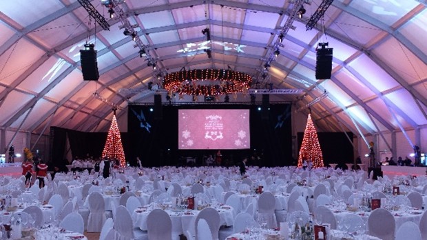 Galaabend mit Weihnachtsbäumen - LED-Wand und Line Array
