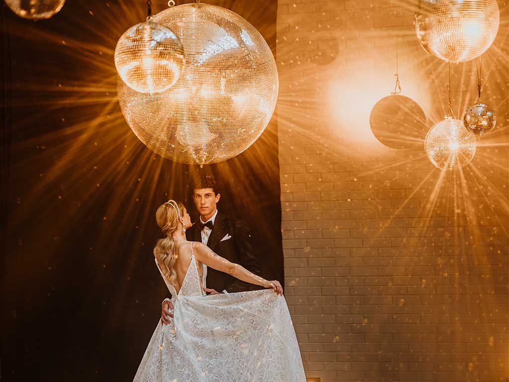 Lichtdesigne-und-Lichtechnik-für-Ballsaal-und-Gala-Hochzeitsfotos-mit Spiegelkugel