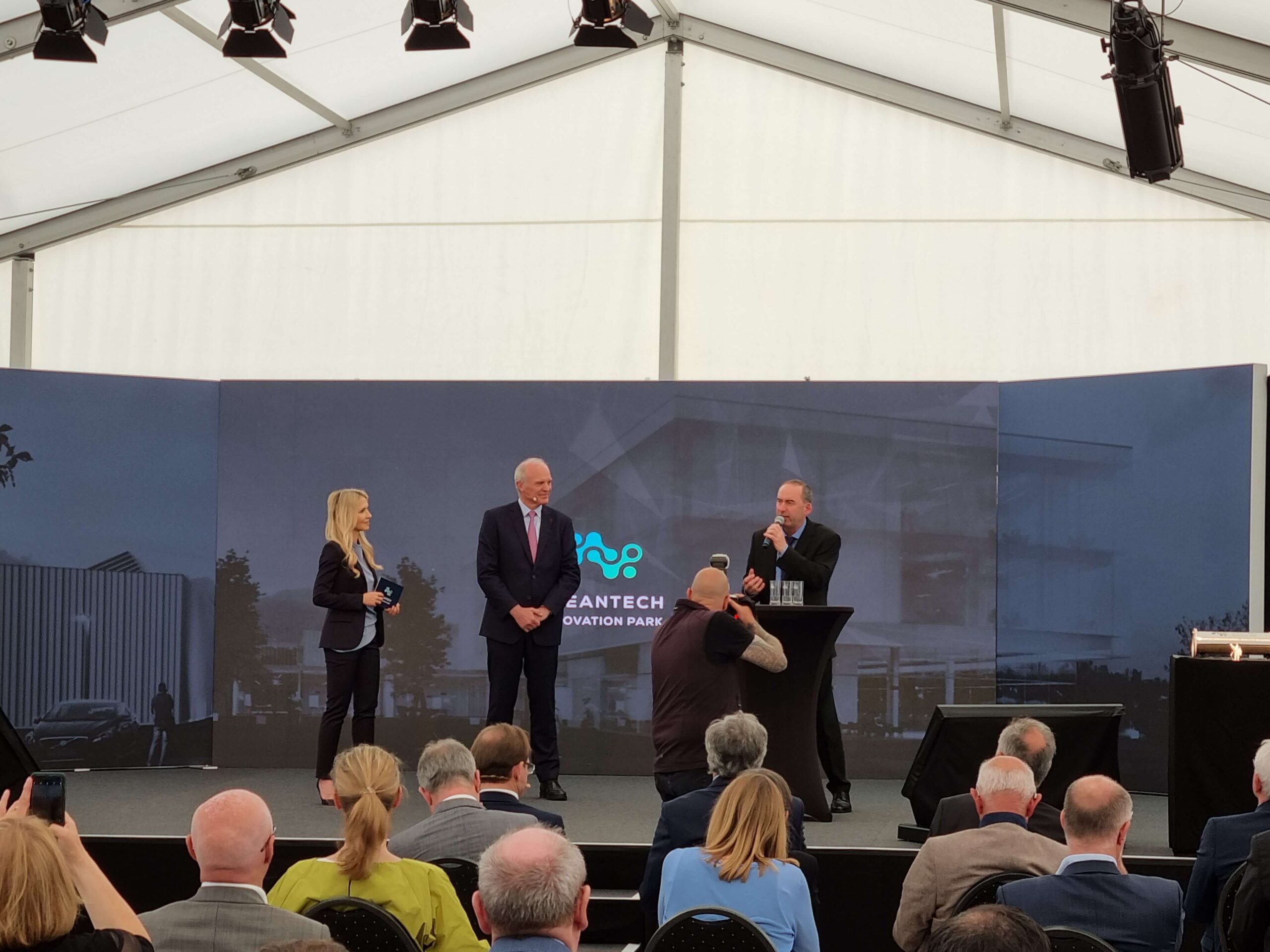 Grundsteinlegung Cleantech Innovation Park Michelin Hallstadt Blick auf Bühne mit Rednern