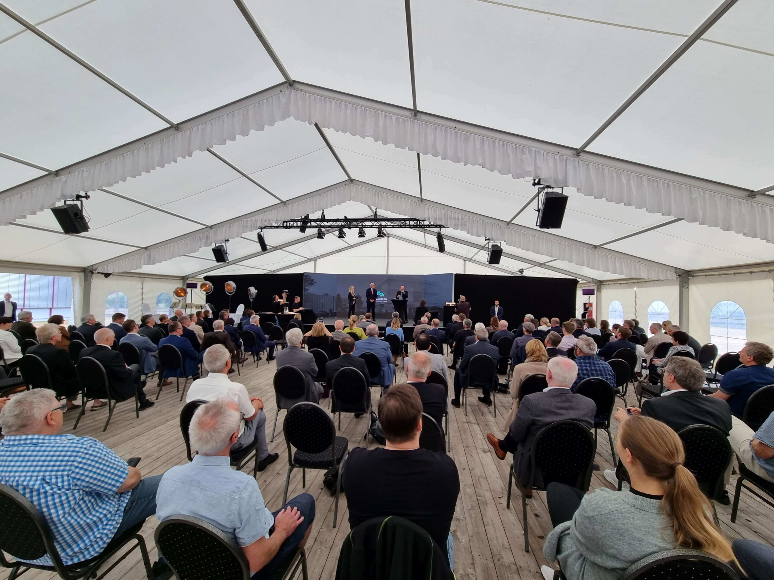 Grundsteinlegung Cleantech Innovation Park Michelin Hallstadt Blick auf Publikum und Bühne