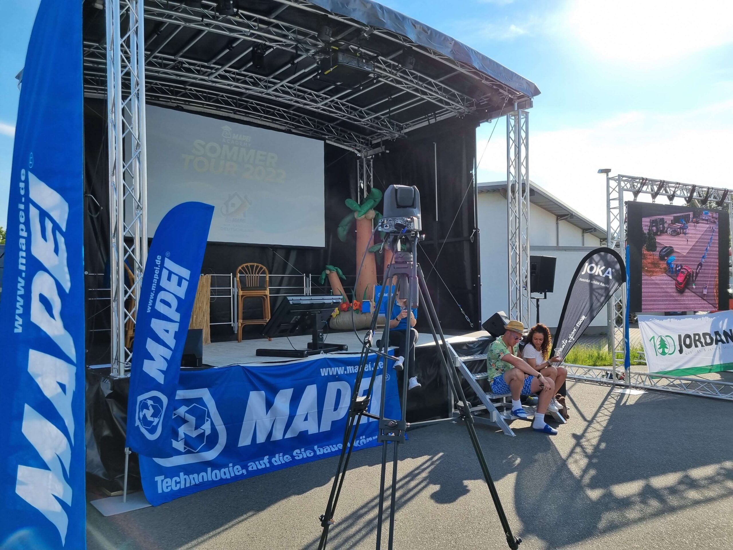Trailerstage Mapei Sommer Tour 2022, mit PTZ-Kamera im Vordergrund