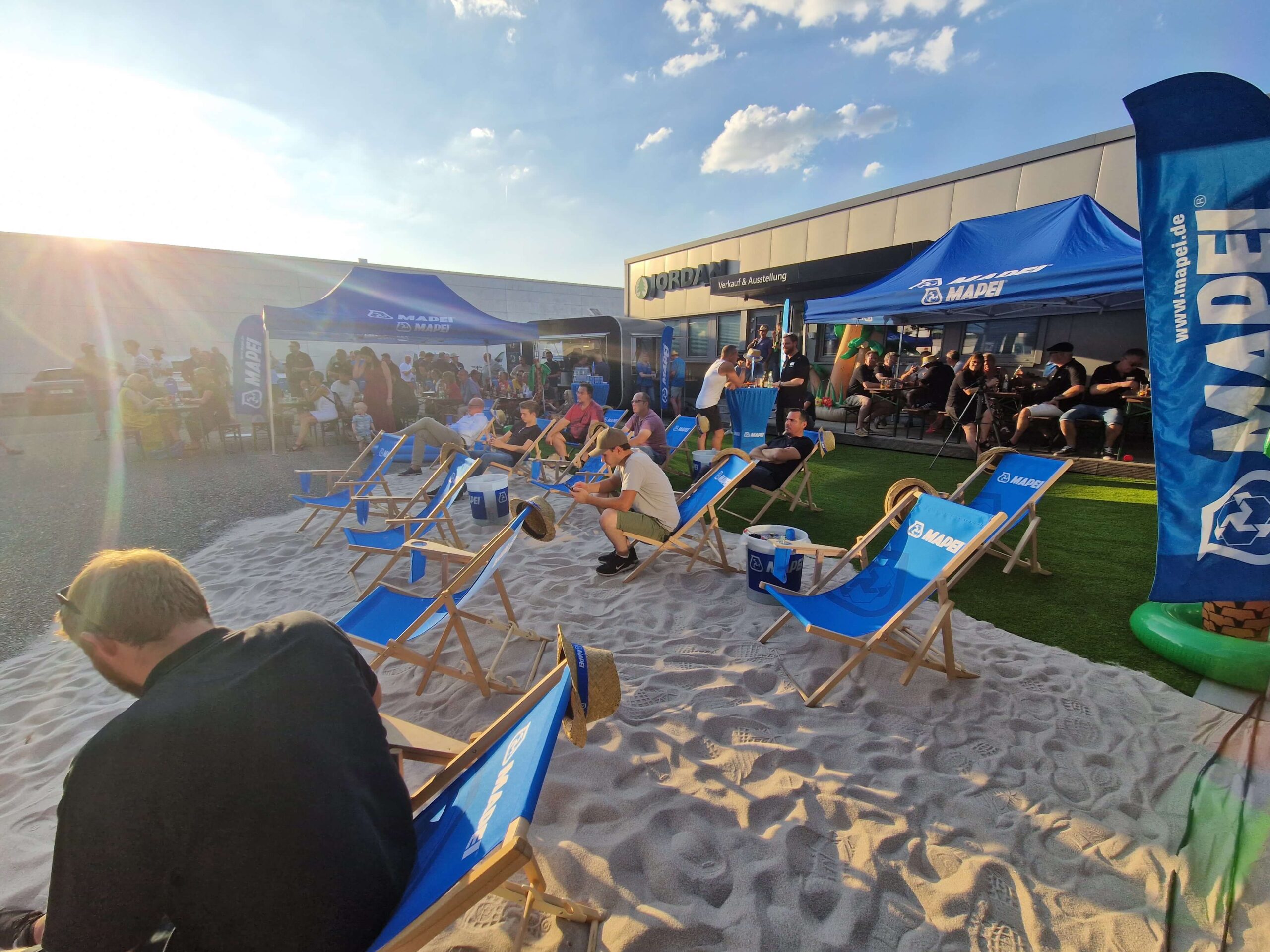 Mapei_Roadshow_SommerTour_2022_Düsseldorf: Strandpary-Thema mit Liegestühlen