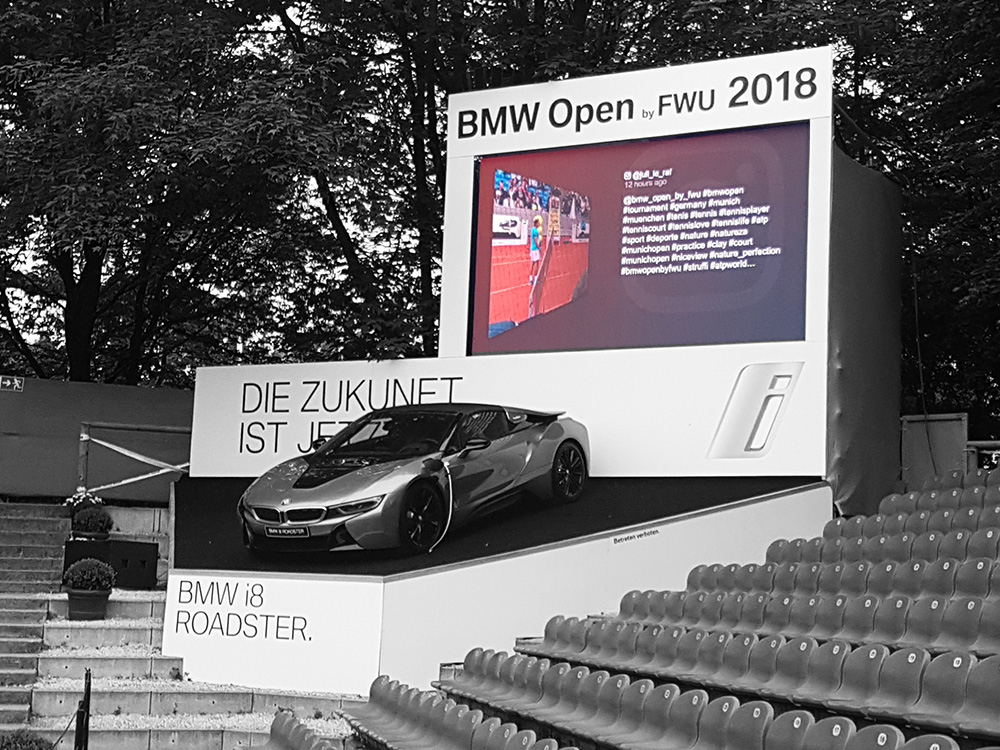 Tennis-Tunier BMW Open München, Outdoor LED-Videowand hinter einem ausgestellten BMW i8 Roadster