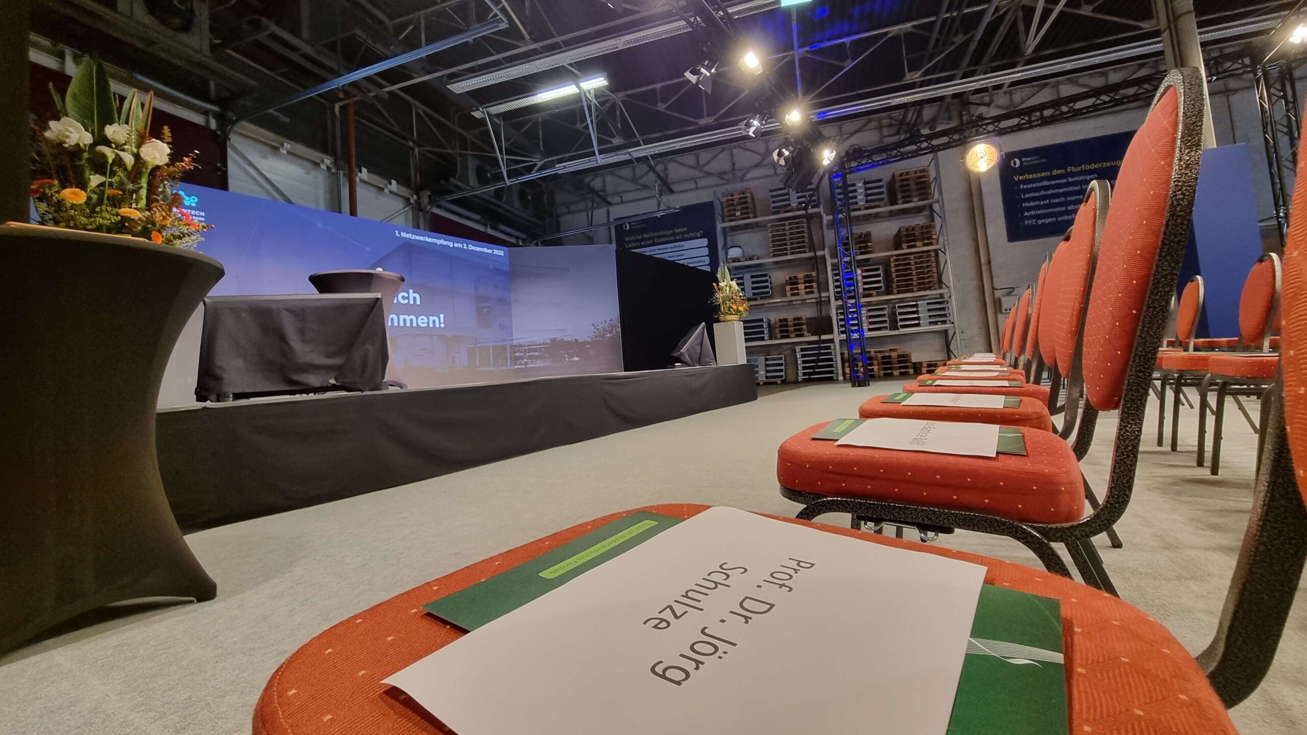 Cleantech innovation Park Blick vom Publikum auf die Bühne mit Stühlen im Vordergrund