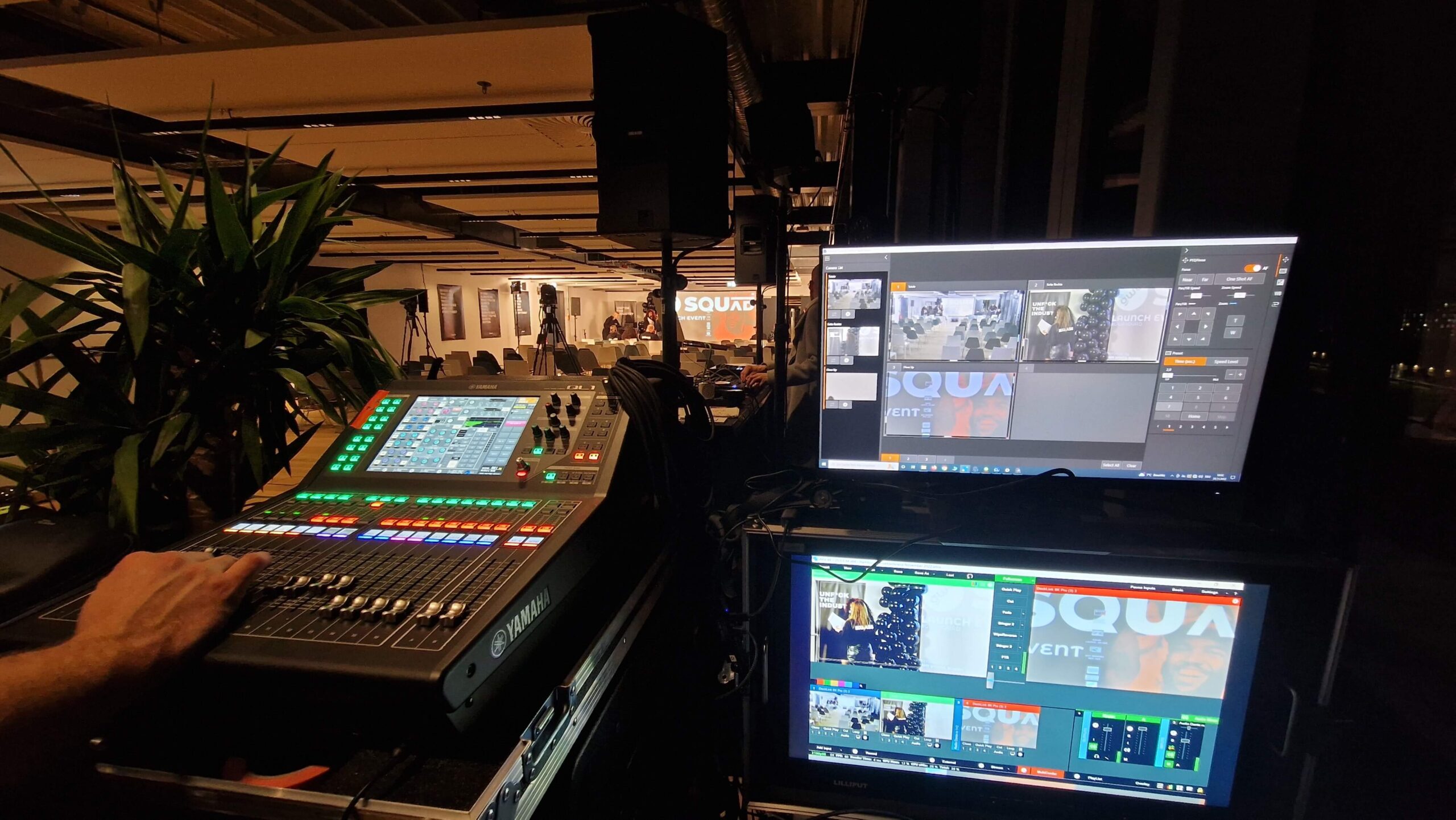 Probedurchlauf - Videoregie Launch Event SQUAD Young Board mit Displays, Kameras, Recording-Setup, und Tonmischpult